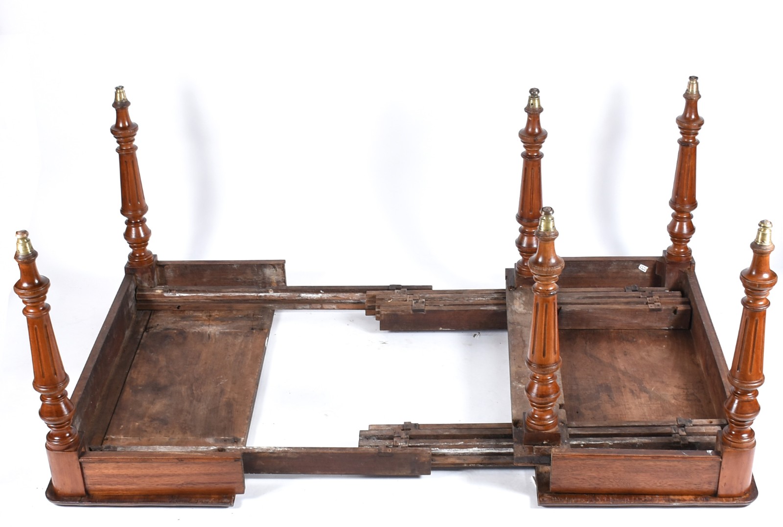 Mesa de jantar de madeira nobre com 2 tábuas extensoras, pernas... - foto 5 de 6