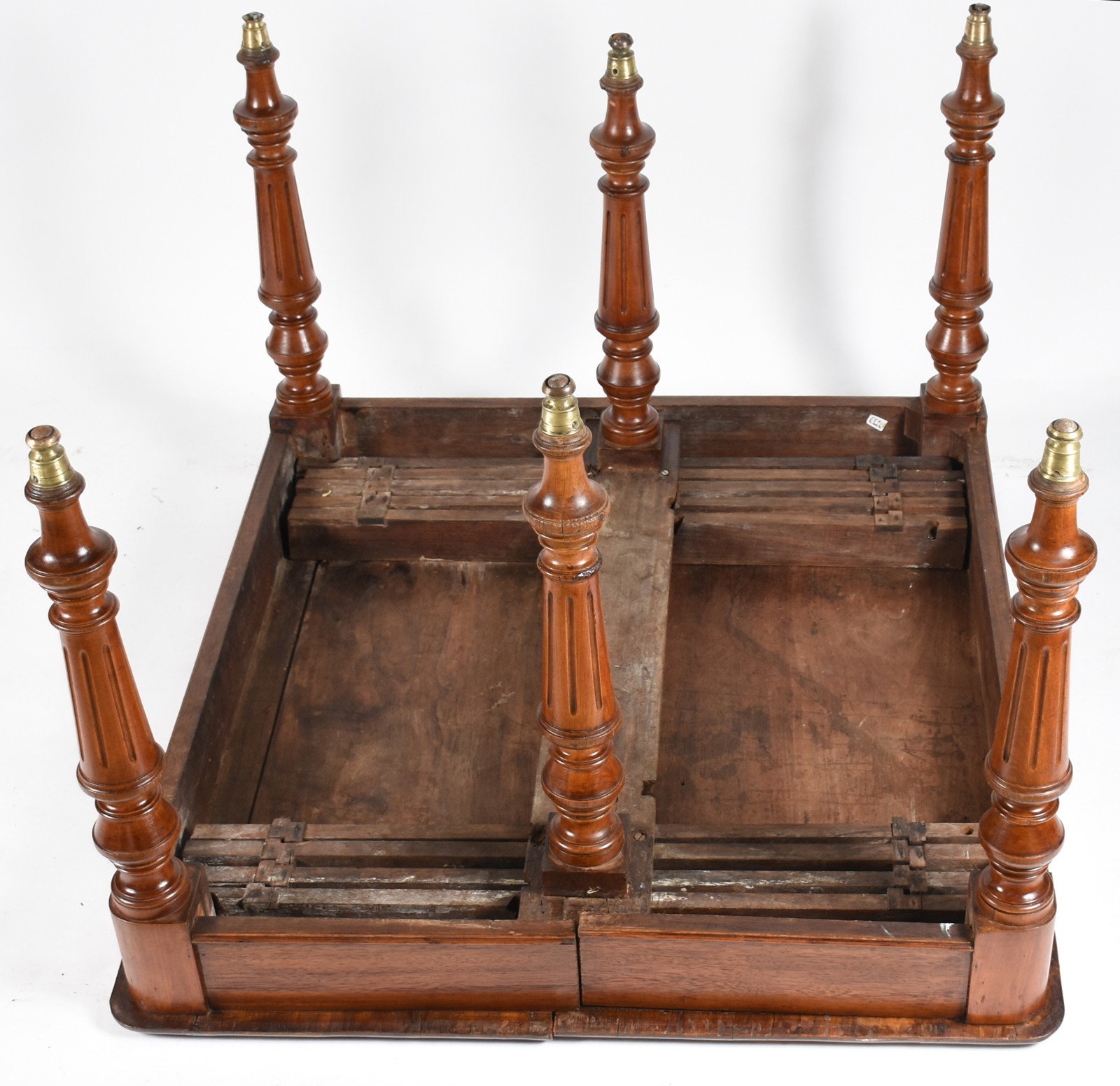 Mesa de jantar de madeira nobre com 2 tábuas extensoras, pernas... - foto 6 de 6