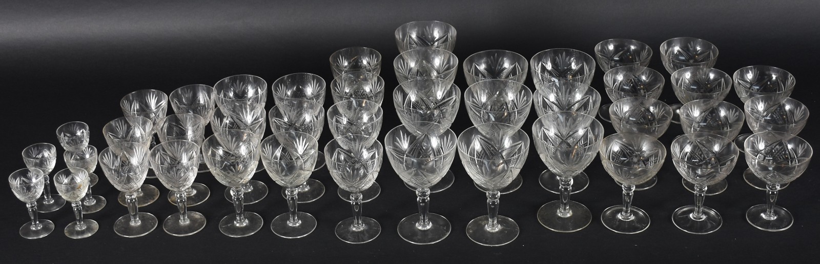 Serviço de cristal lapidado, composto de: 11 taças para champagne, 6... - foto 1 de 3