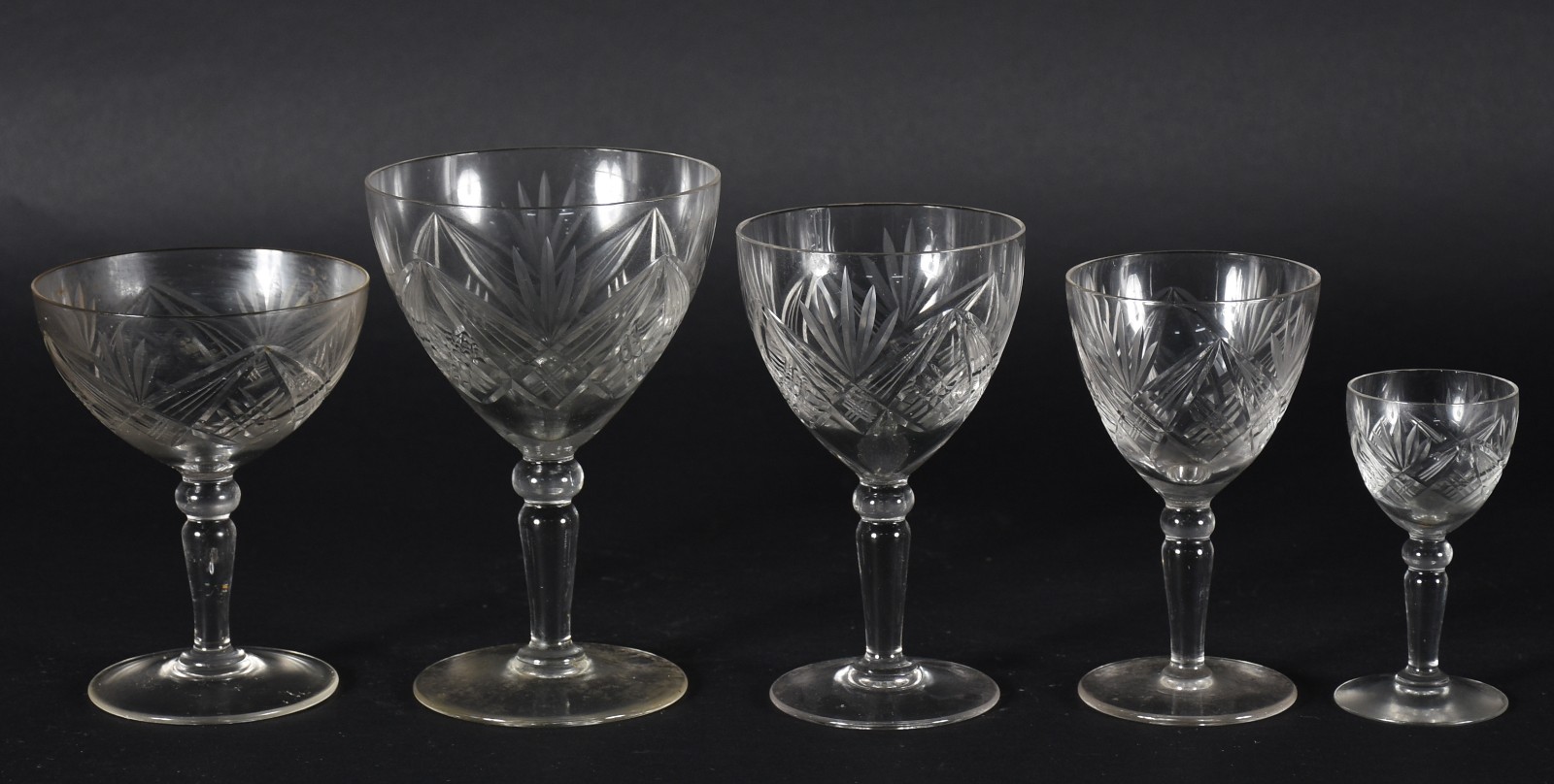 Serviço de cristal lapidado, composto de: 11 taças para champagne, 6... - foto 2 de 3