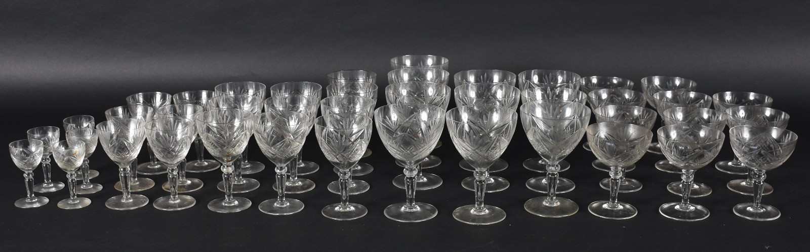 Serviço de cristal lapidado, composto de: 11 taças para champagne, 6... - foto 3 de 3