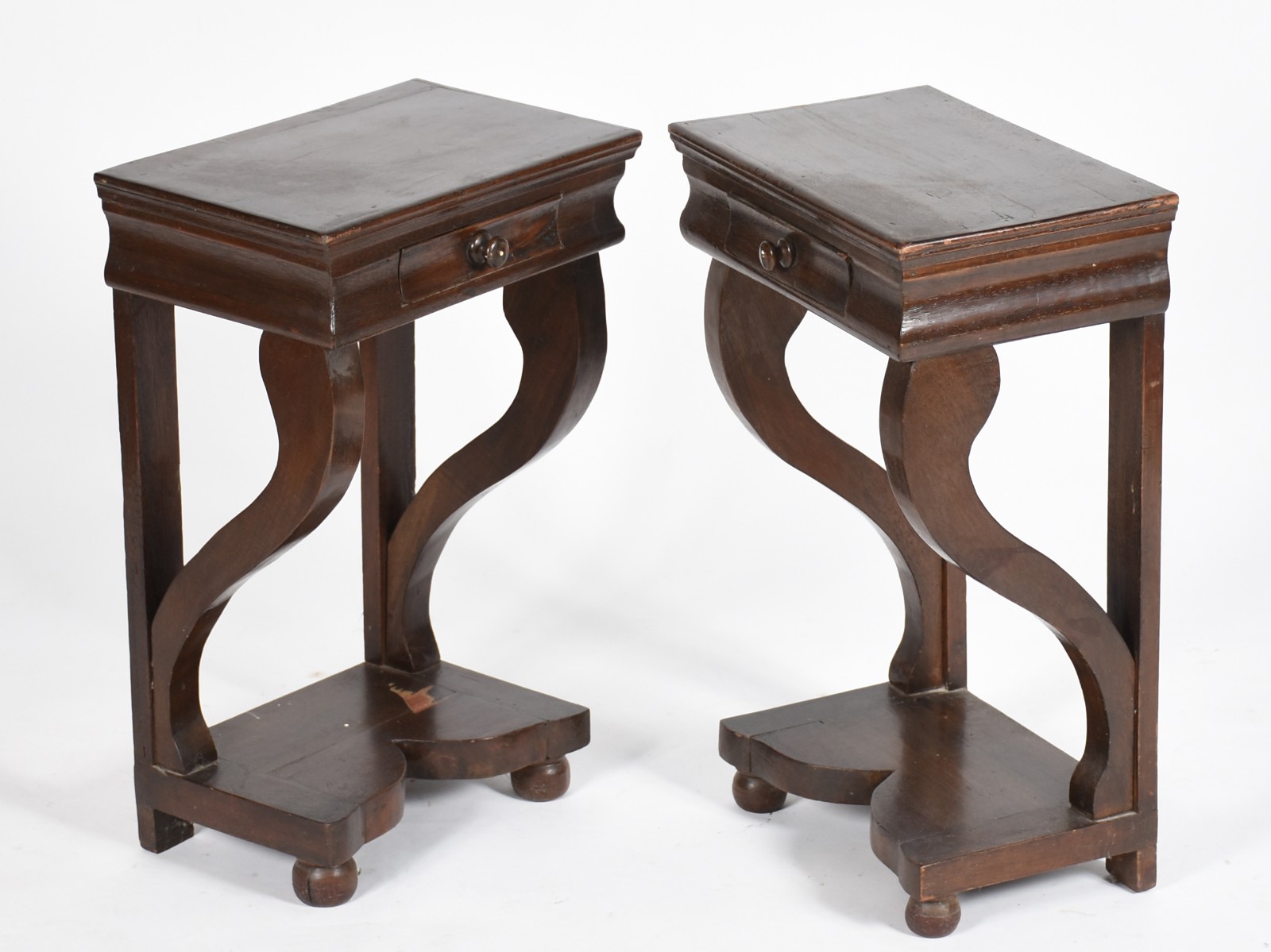 Par de pequenos consoles de madeira, uma gavetinha cada, pernas... - foto 1 de 5
