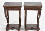 Par de pequenos consoles de madeira, uma gaveti... - Par de pequenos consoles de madeira, uma gavetinha cada, pernas frontais recurvas apoiadas em platô inferior (com pontos de cupim e folheado da ...