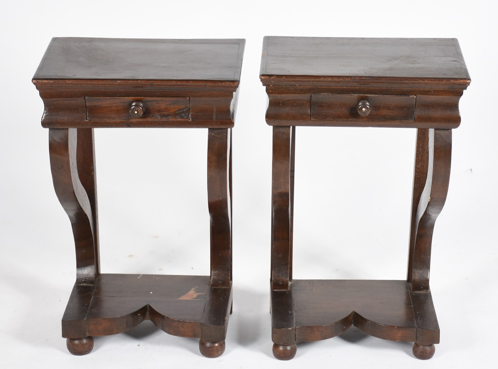 Par de pequenos consoles de madeira, uma gavetinha cada, pernas... - foto 2 de 5
