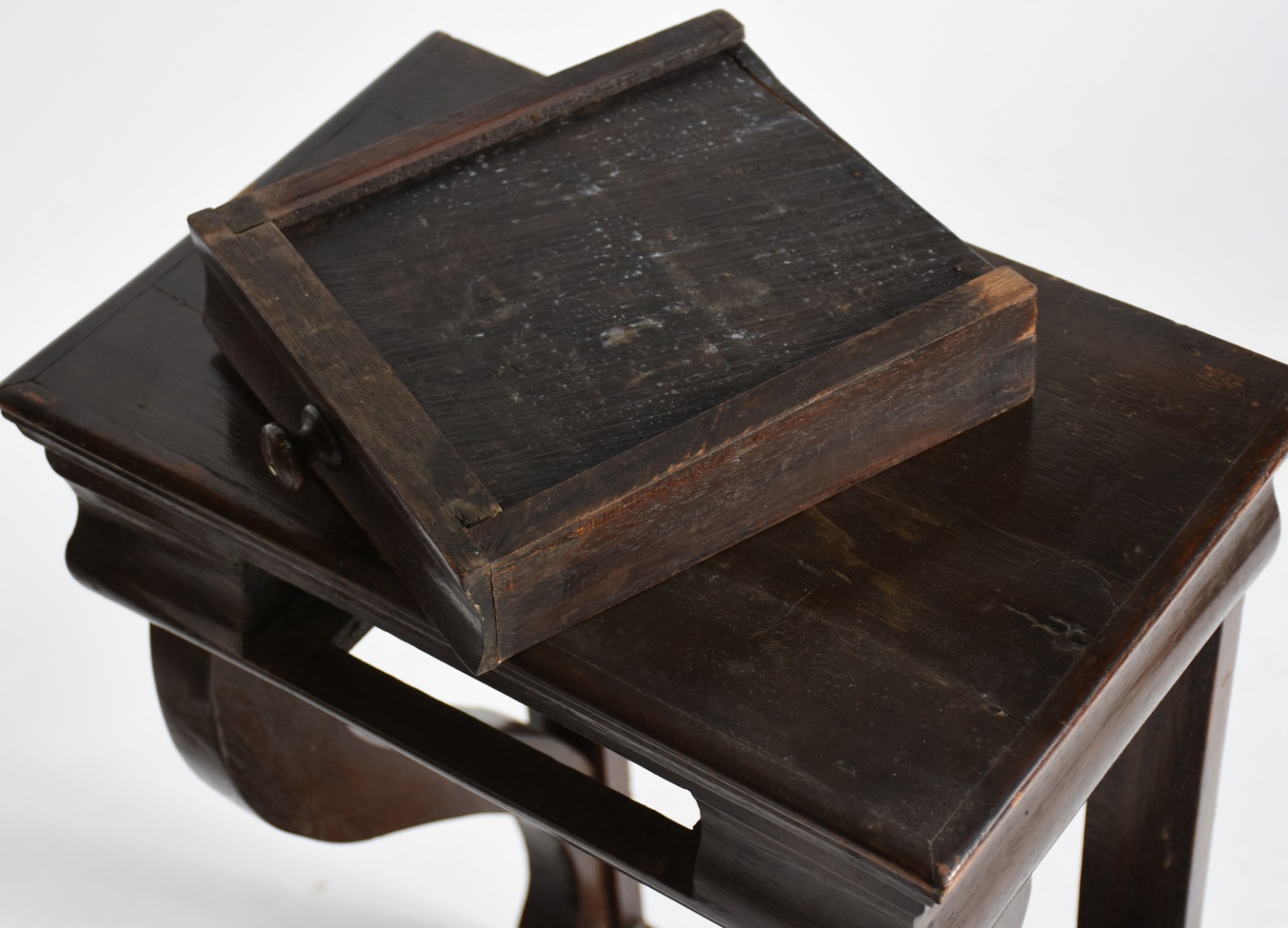 Par de pequenos consoles de madeira, uma gavetinha cada, pernas... - foto 4 de 5