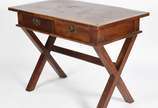 Mesa de escritório de madeira nobre, tampo reta... - Mesa de escritório de madeira nobre, tampo retangular com duas gavetas, pernas em "X" ligadas por trave horizontal.
