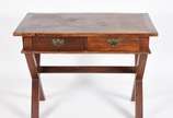 Mesa de escritório de madeira nobre, tampo reta... - Mesa de escritório de madeira nobre, tampo retangular com duas gavetas, pernas em "X" ligadas por trave horizontal.