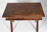 Mesa de escritório de madeira nobre, tampo reta... - Mesa de escritório de madeira nobre, tampo retangular com duas gavetas, pernas em "X" ligadas por trave horizontal.