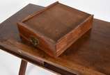 Mesa de escritório de madeira nobre, tampo reta... - Mesa de escritório de madeira nobre, tampo retangular com duas gavetas, pernas em "X" ligadas por trave horizontal.