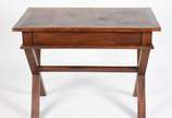 Mesa de escritório de madeira nobre, tampo reta... - Mesa de escritório de madeira nobre, tampo retangular com duas gavetas, pernas em "X" ligadas por trave horizontal.