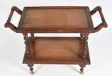 Carrinho bar de madeira nobre, dois platôs unid... - Carrinho bar de madeira nobre, dois platôs unidos por pernas torneadas, sobre rodízios.