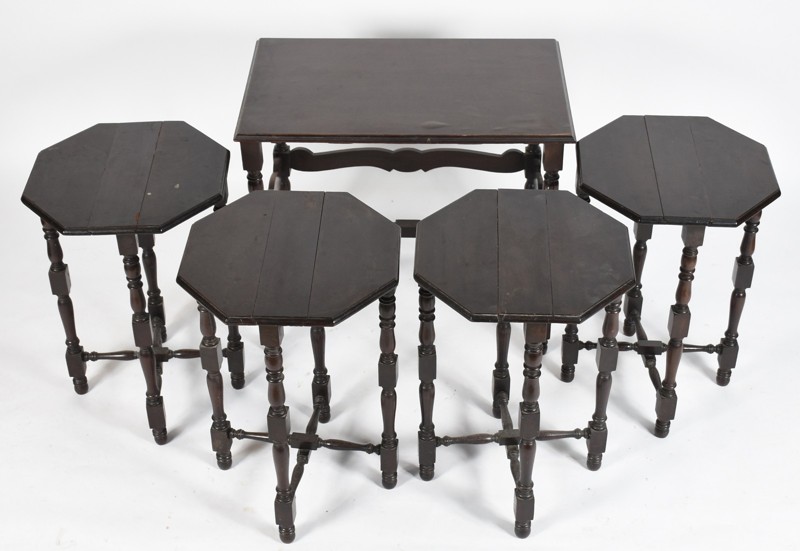 Mesa ninho de madeira nobre com 4 mesinhas de encaixar (uma delas com... - foto 1 de 4