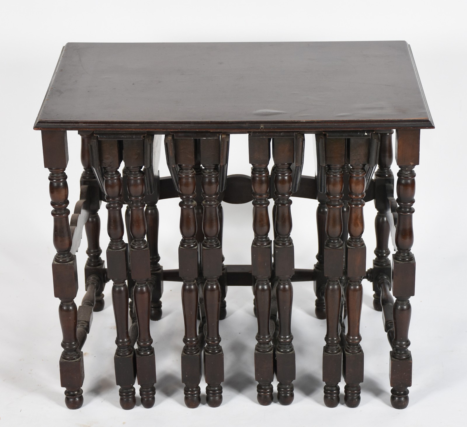 Mesa ninho de madeira nobre com 4 mesinhas de encaixar (uma delas com... - foto 2 de 4