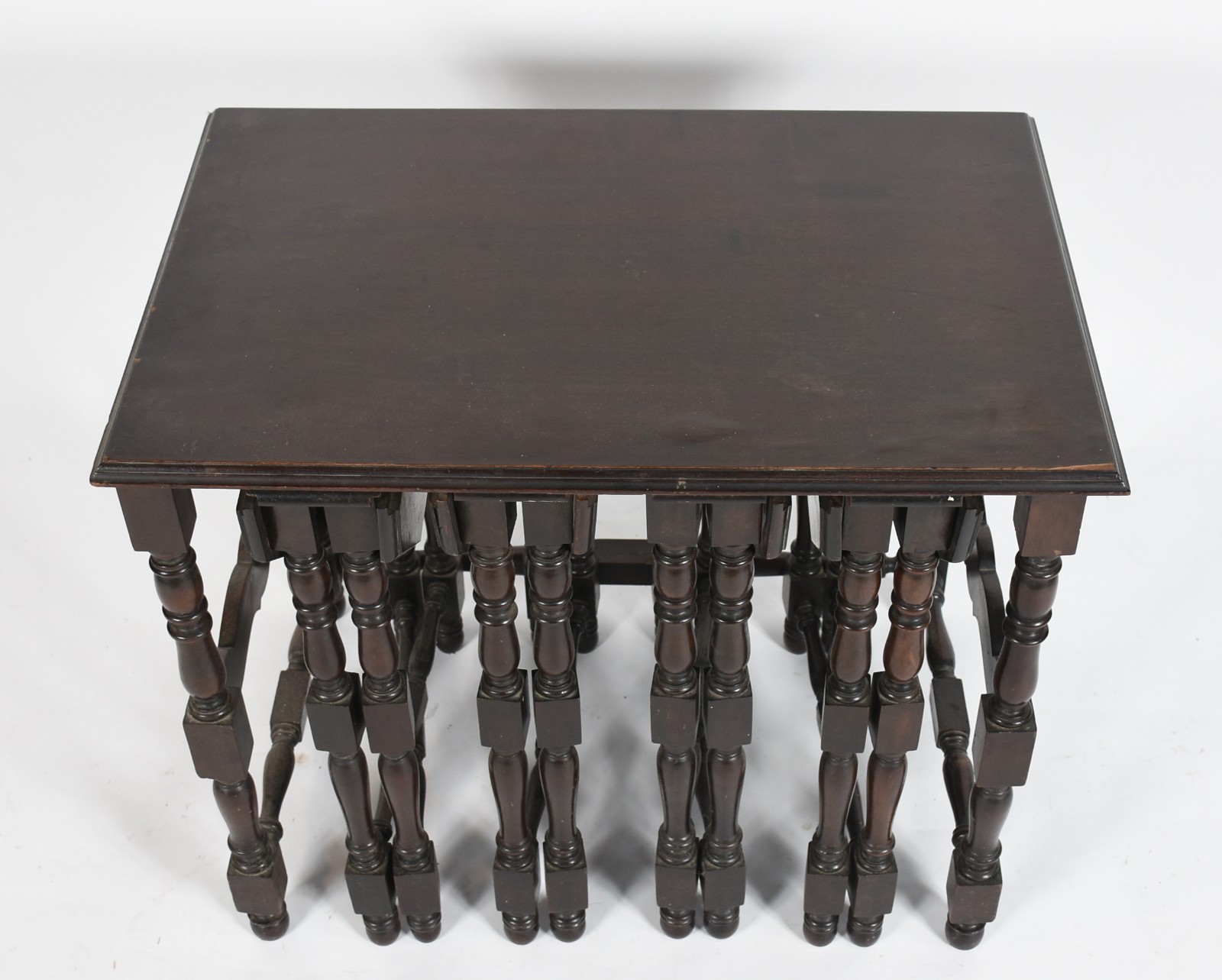 Mesa ninho de madeira nobre com 4 mesinhas de encaixar (uma delas com... - foto 3 de 4