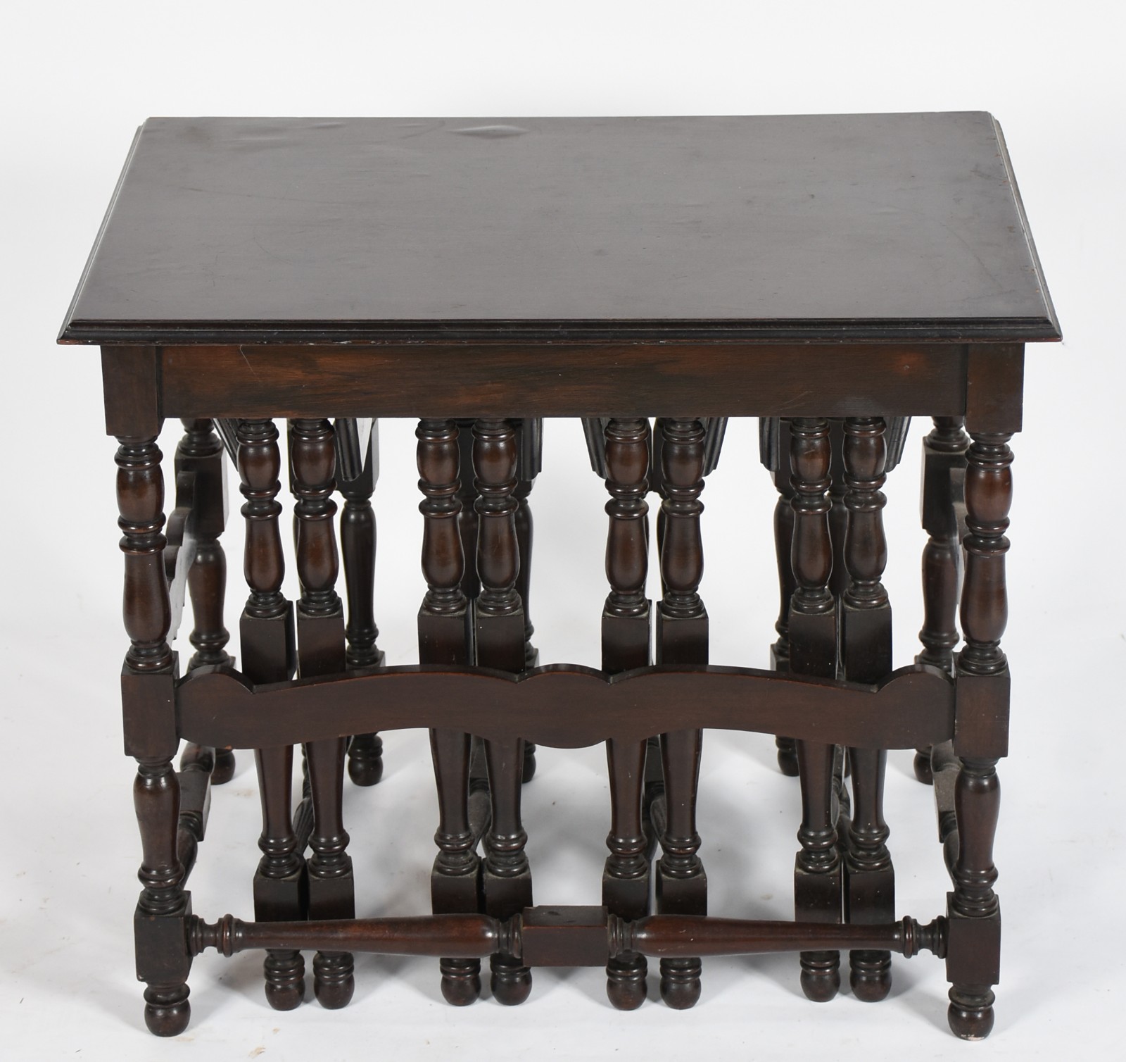 Mesa ninho de madeira nobre com 4 mesinhas de encaixar (uma delas com... - foto 4 de 4