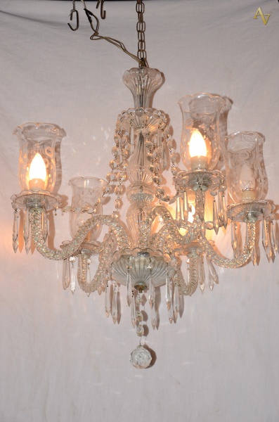 Lustre de cristal para 5 luzes com pingentes lapidados.