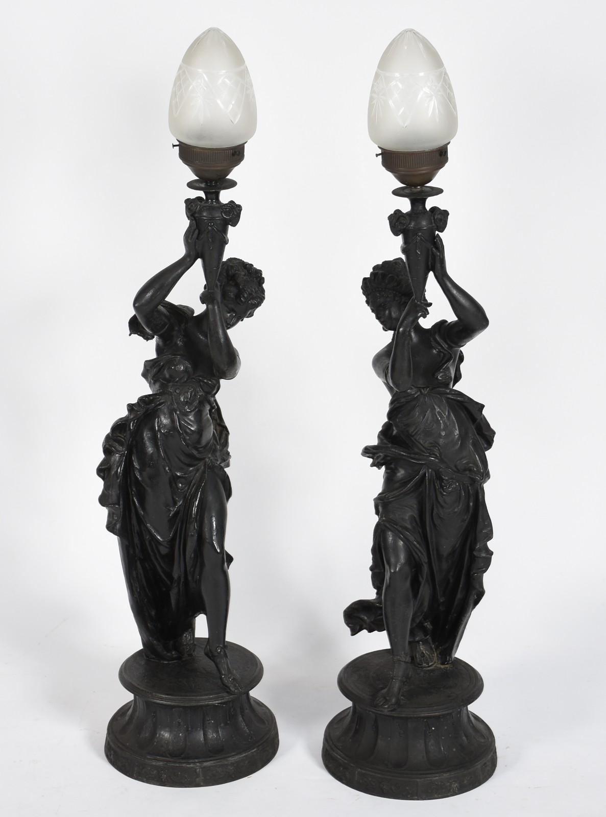 Par de luminárias de petit bronze representando figuras femininas... - foto 1 de 8