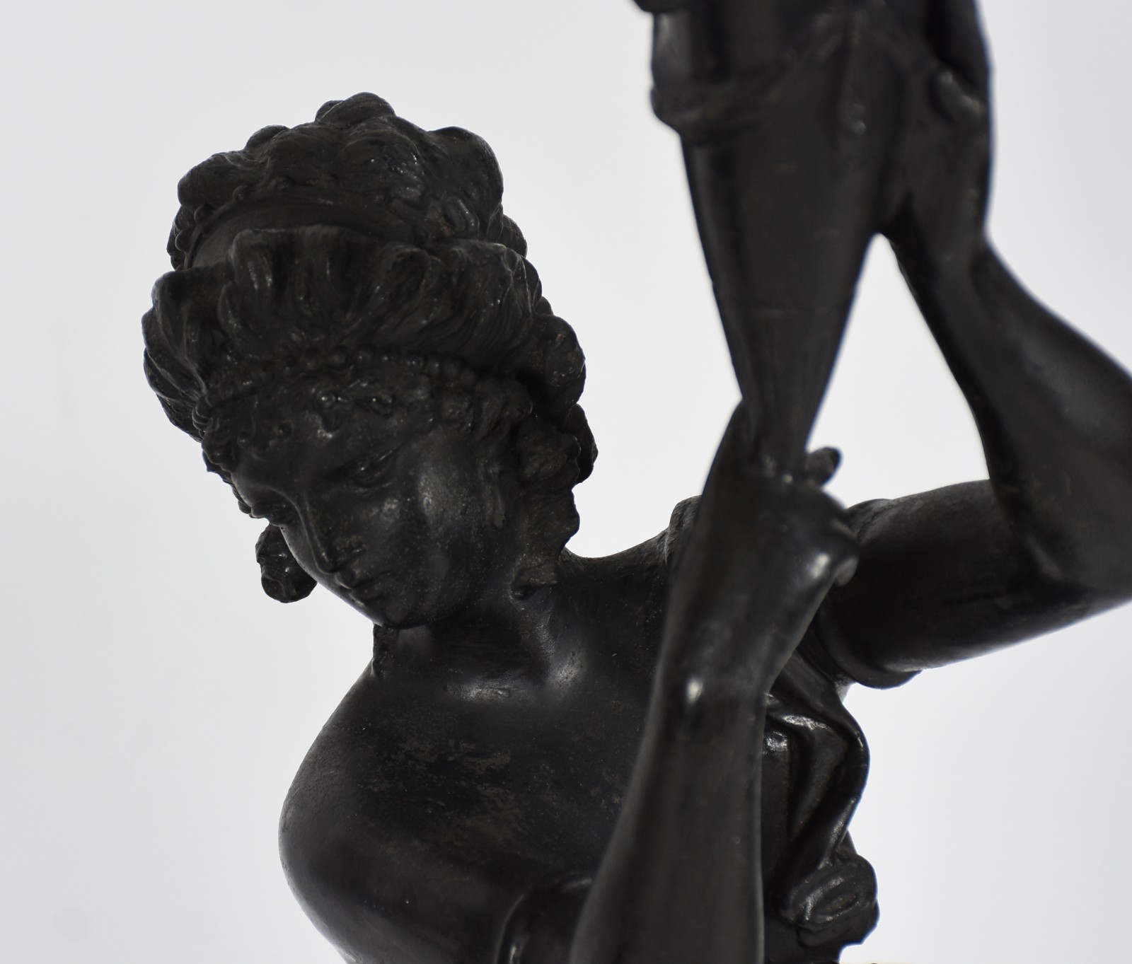 Par de luminárias de petit bronze representando figuras femininas... - foto 2 de 8