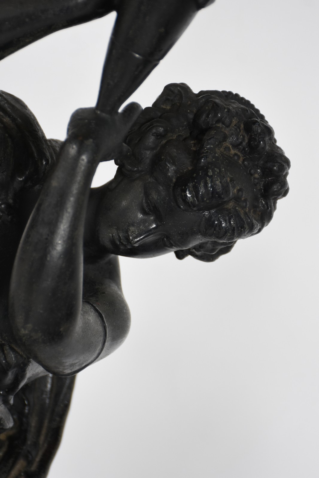 Par de luminárias de petit bronze representando figuras femininas... - foto 3 de 8