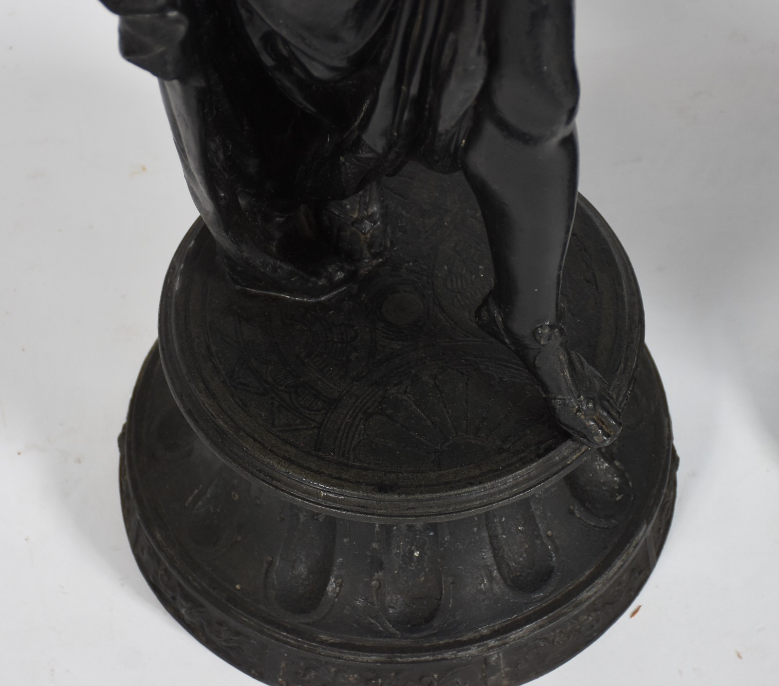 Par de luminárias de petit bronze representando figuras femininas... - foto 4 de 8
