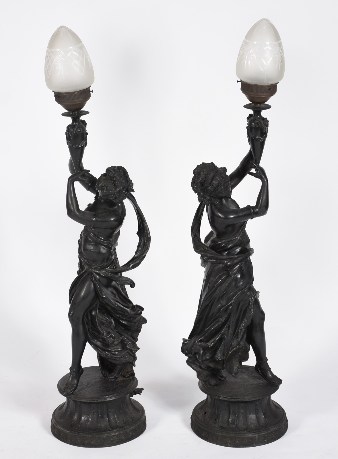 Par de luminárias de petit bronze representando figuras femininas... - foto 5 de 8