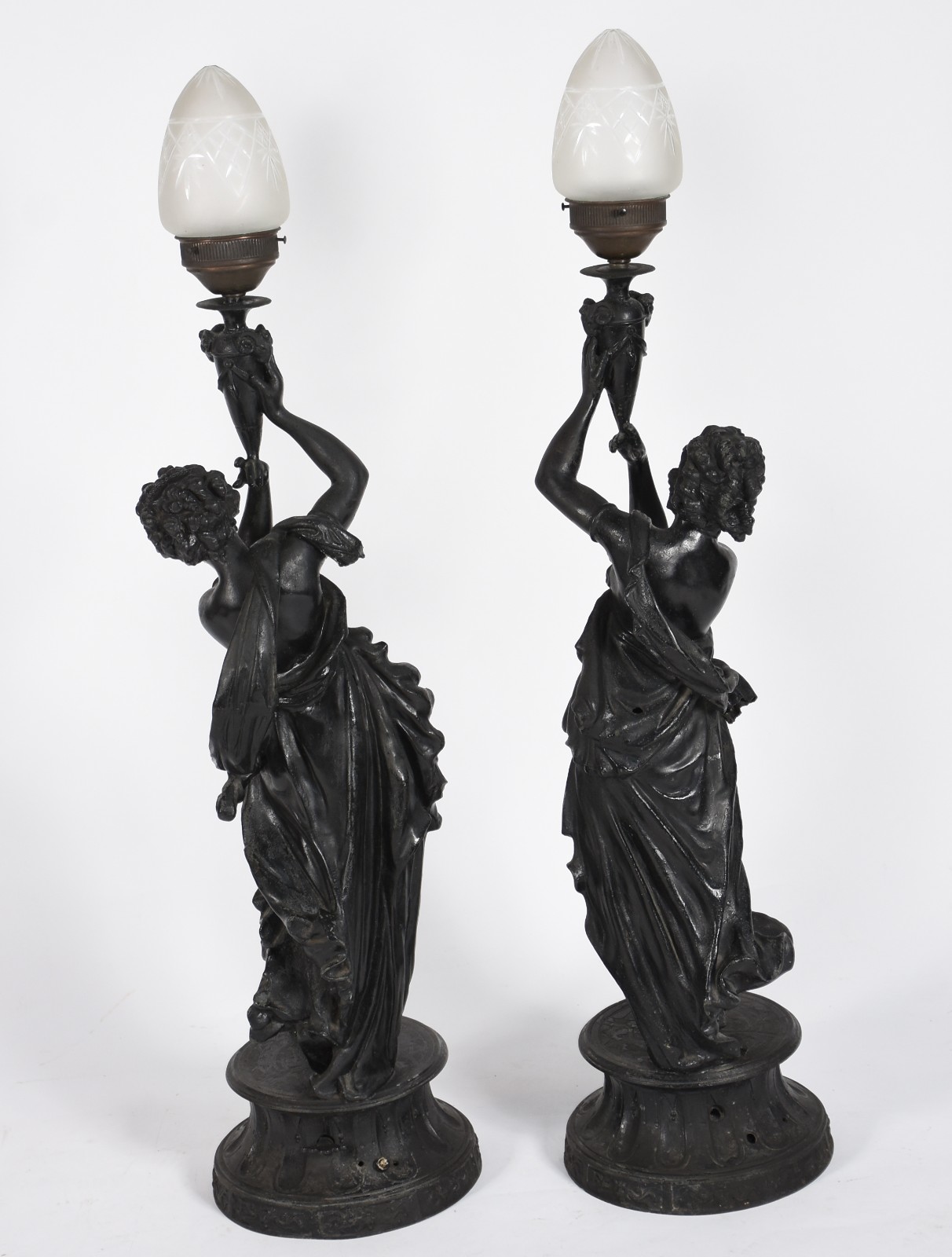 Par de luminárias de petit bronze representando figuras femininas... - foto 6 de 8