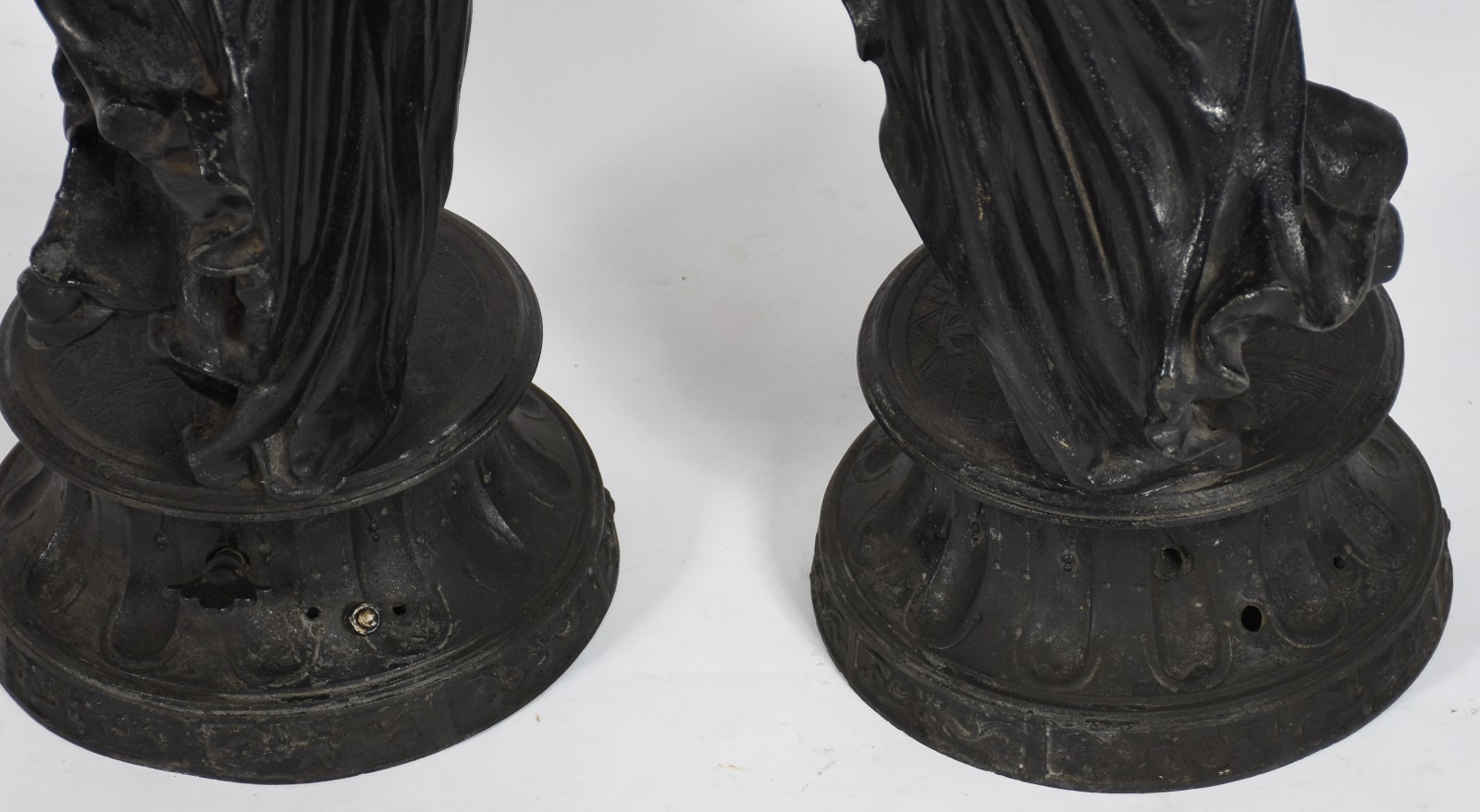 Par de luminárias de petit bronze representando figuras femininas... - foto 7 de 8