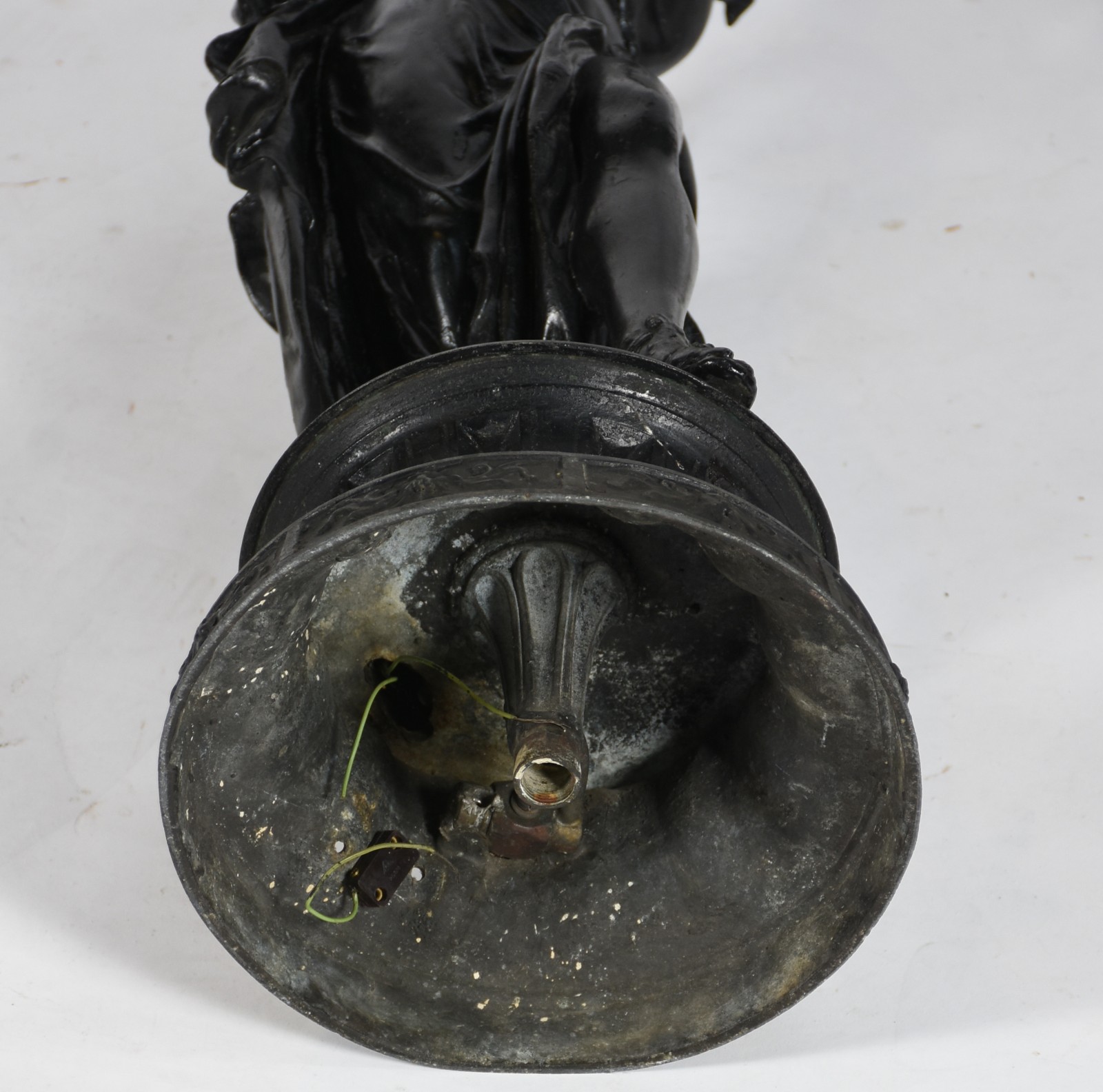 Par de luminárias de petit bronze representando figuras femininas... - foto 8 de 8