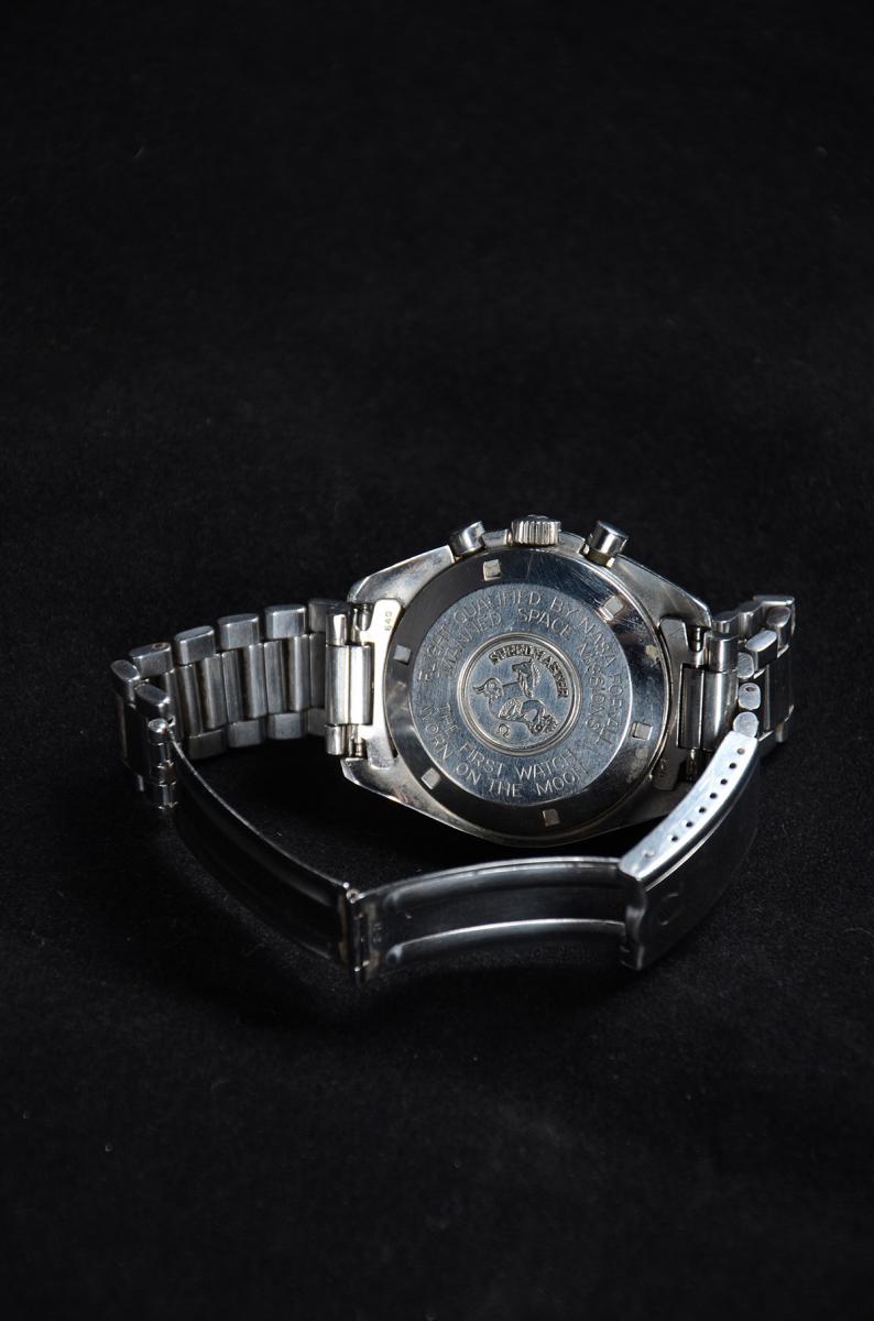 Relógio de pulso em aço marca OMEGA, modelo Moon Watch - foto 3 de 3