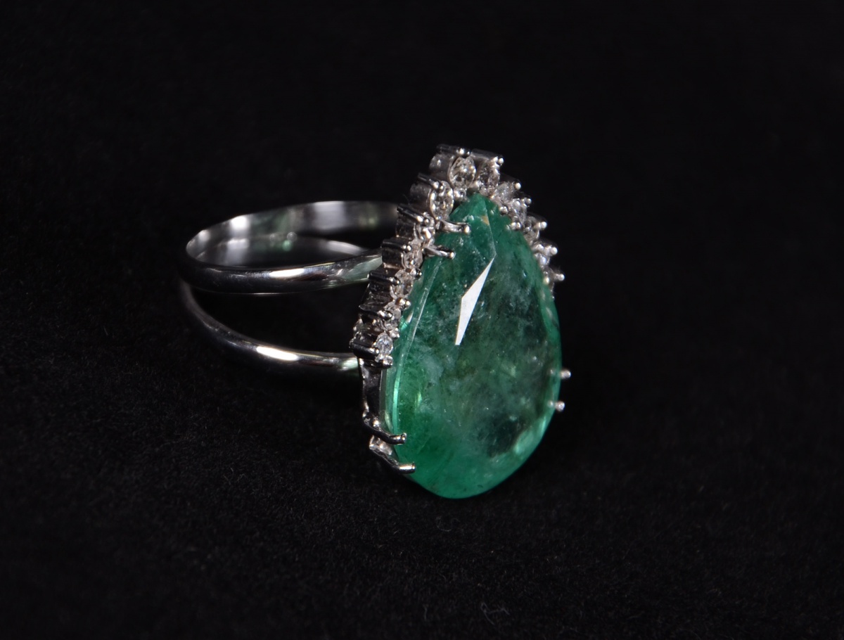 Anel em ouro branco 18 k, esmeralda gota de 25 carats e brilhante de...