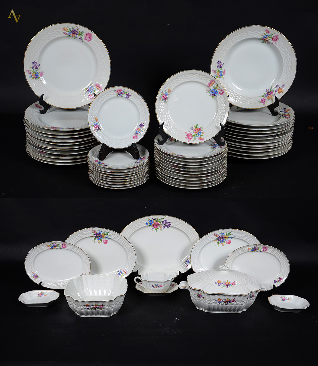 Aparelho de jantar em porcelana portuguesa CANDAL, ricamente decorada...