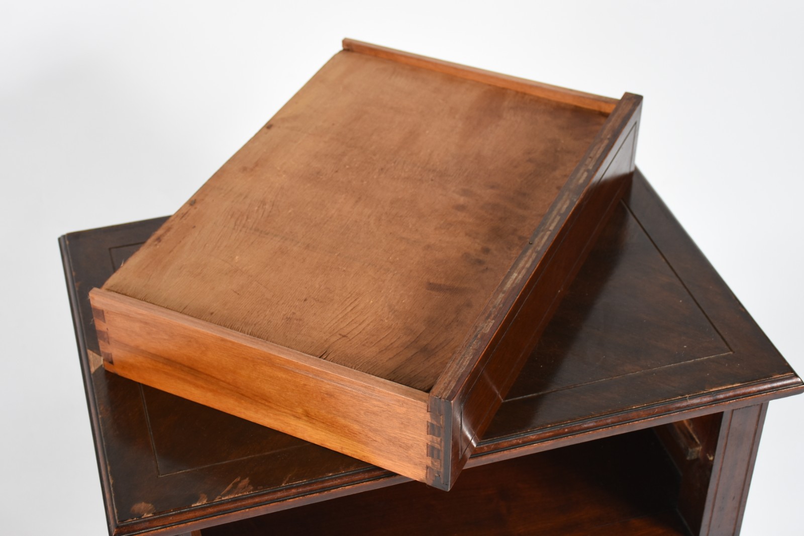 Mesa de madeira nobre parquetada com selo da Renascença Móveis, tampo... - foto 5 de 8