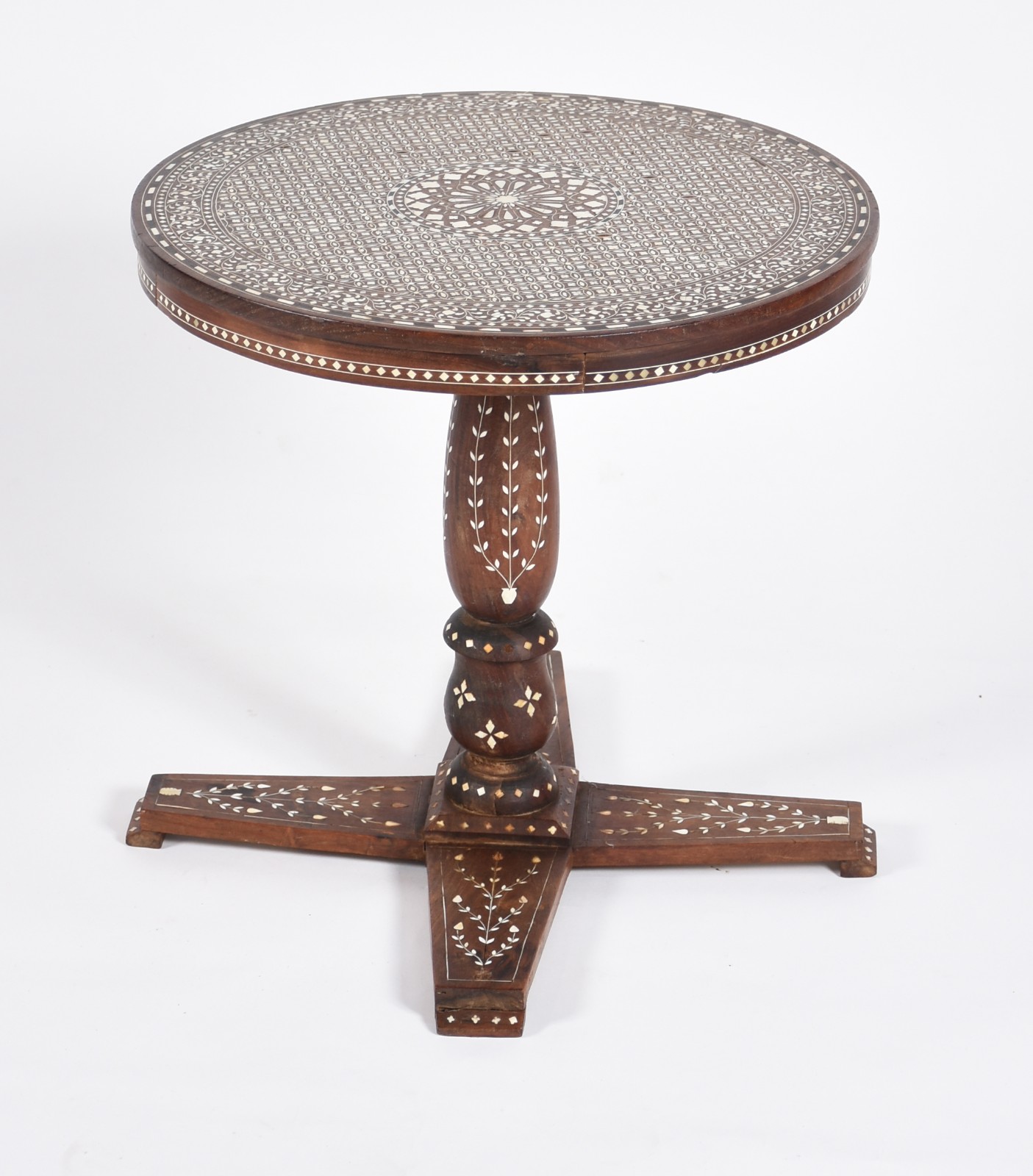 Mesa auxiliar de madeira nobre com detalhes em osso/marfim. - foto 1 de 5