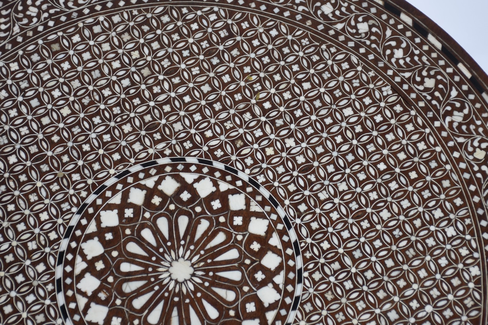 Mesa auxiliar de madeira nobre com detalhes em osso/marfim. - foto 4 de 5