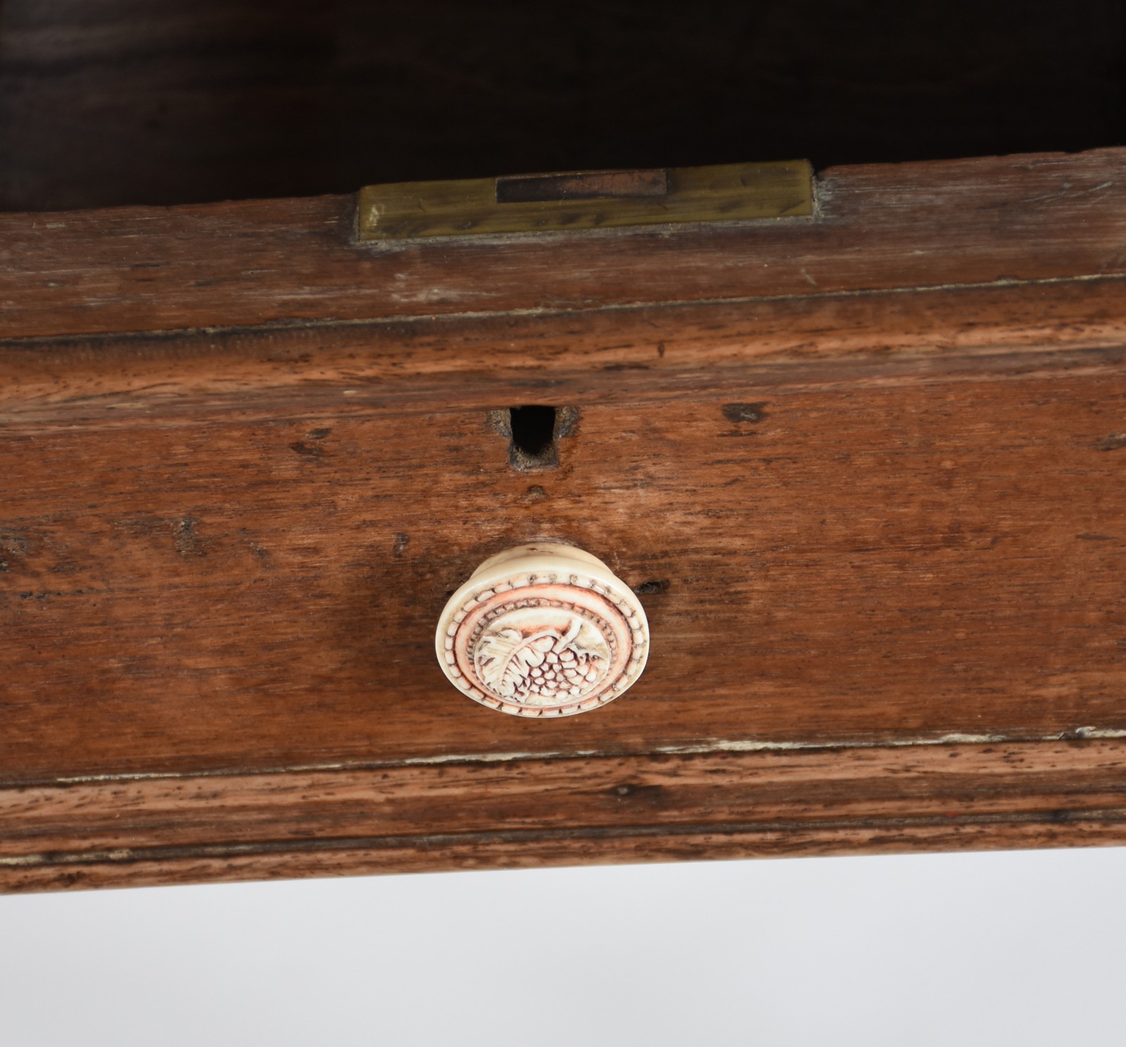 Mesa de madeira clara, tampo retangular com uma gaveta e puxador de... - foto 5 de 6