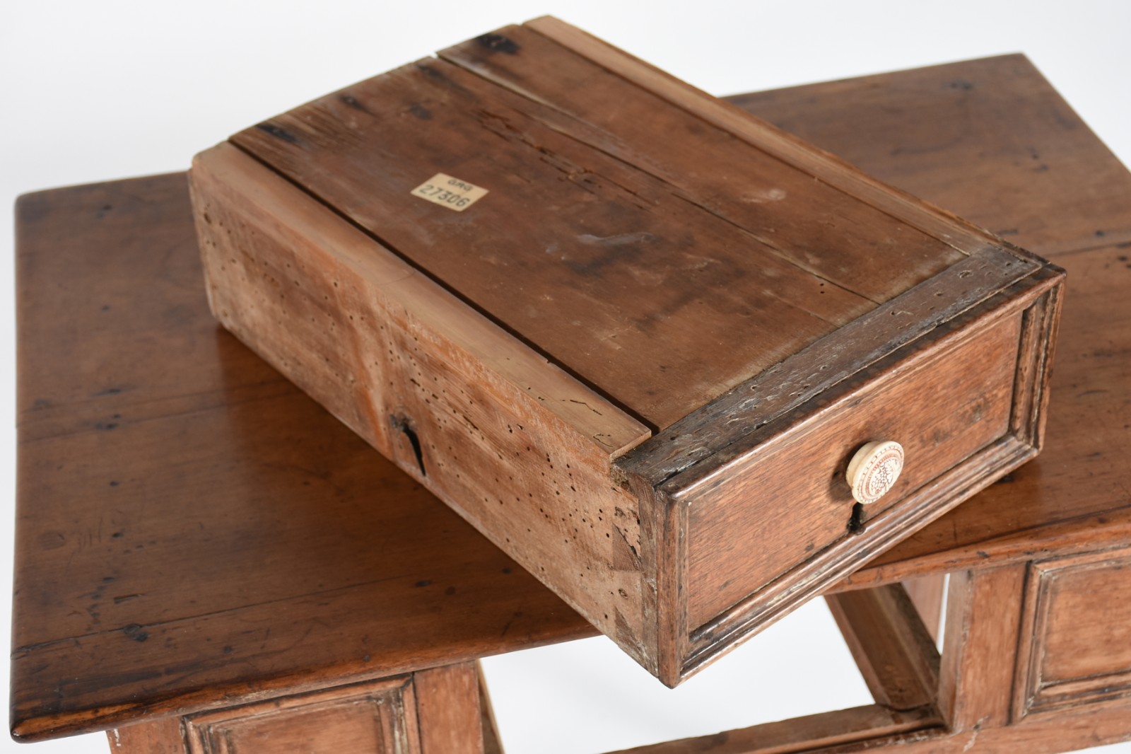 Mesa de madeira clara, tampo retangular com uma gaveta e puxador de... - foto 6 de 6