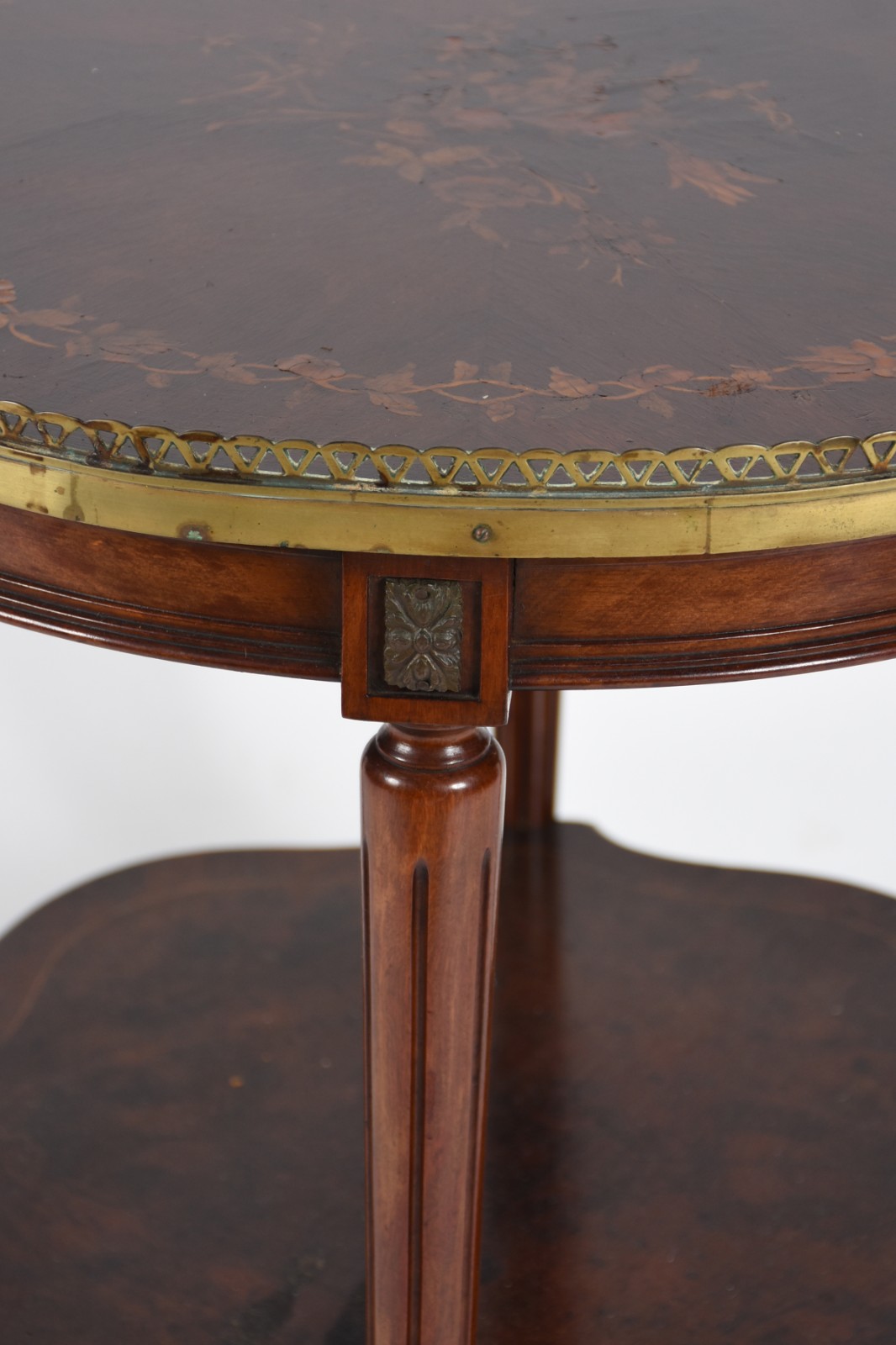 Mesa de centro de madeira com tampo trabalhado em marqueterie, platô... - foto 4 de 6