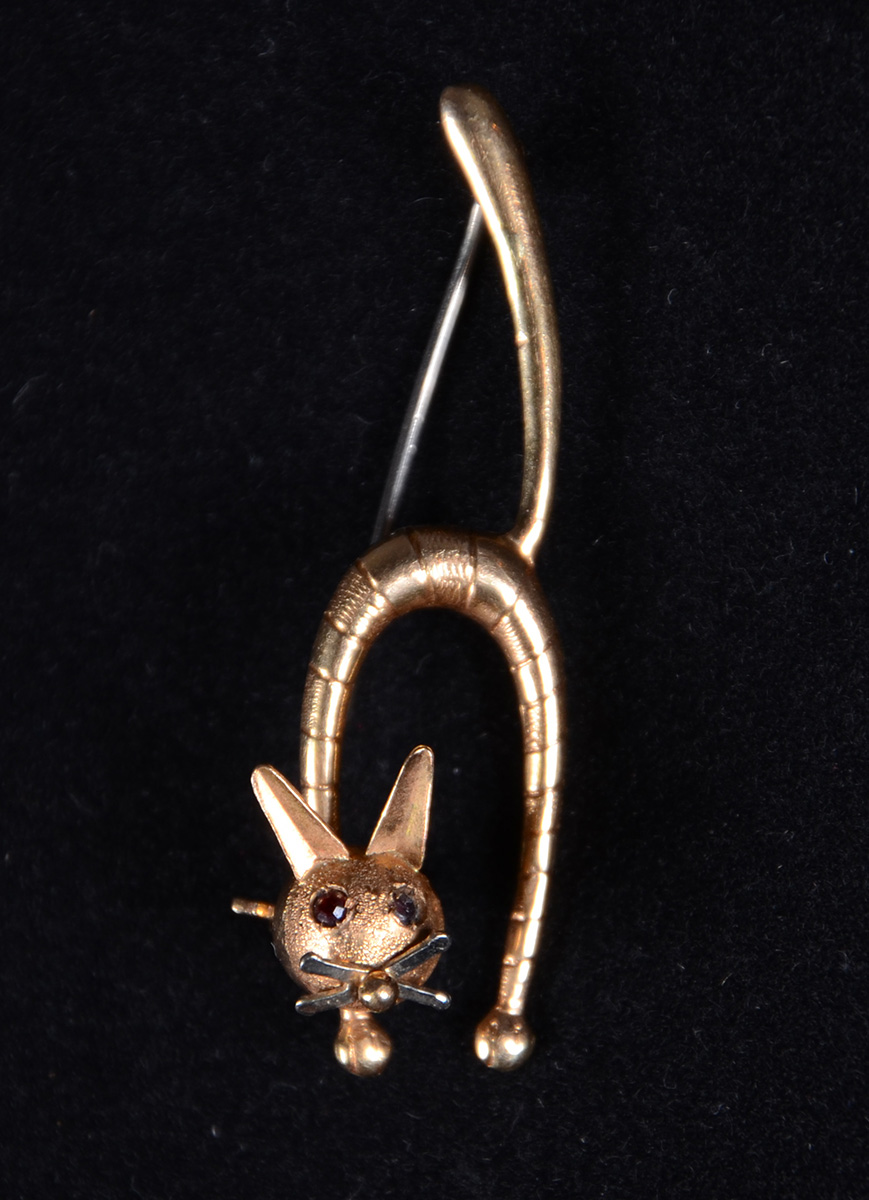 Broche em ouro amarelo representando gatinho