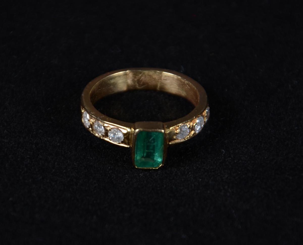 Anel em ouro branco 18 k, uma esmeralda e seis brilhantes. Peso... - foto 1 de 2