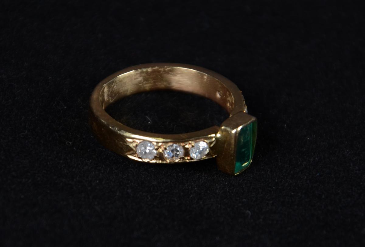 Anel em ouro branco 18 k, uma esmeralda e seis brilhantes. Peso... - foto 2 de 2