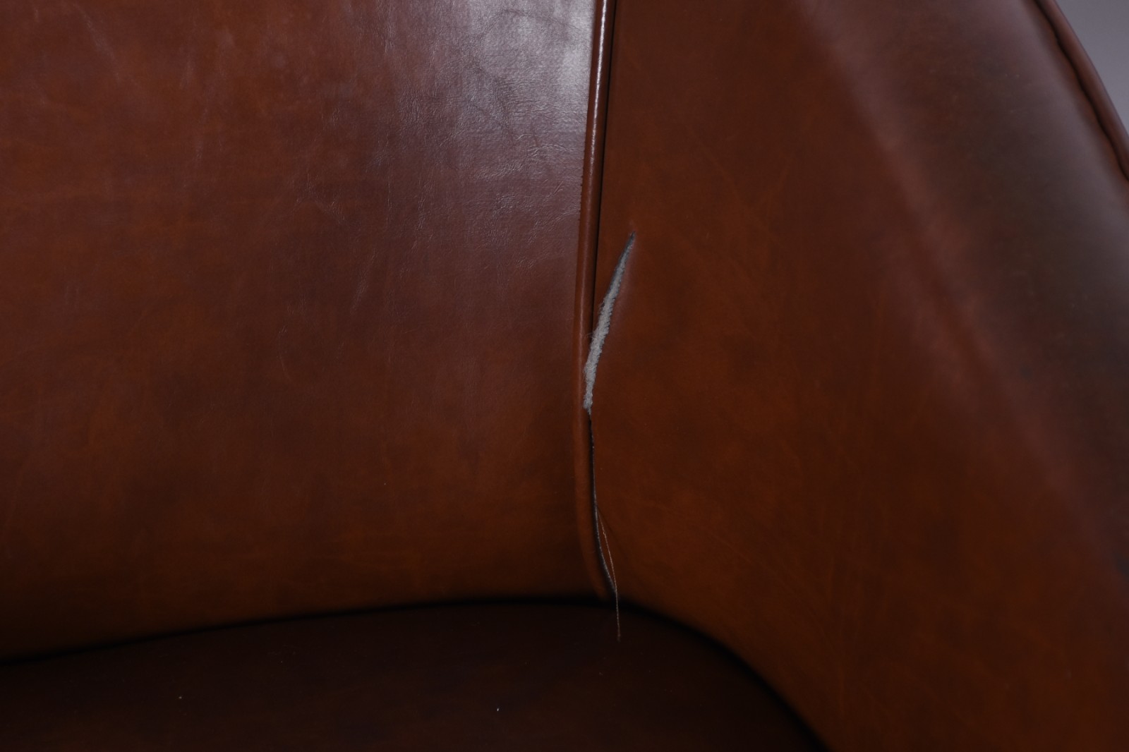 Par de poltronas estofadas e forradas de corino marrom, pés retos de... - foto 5 de 6