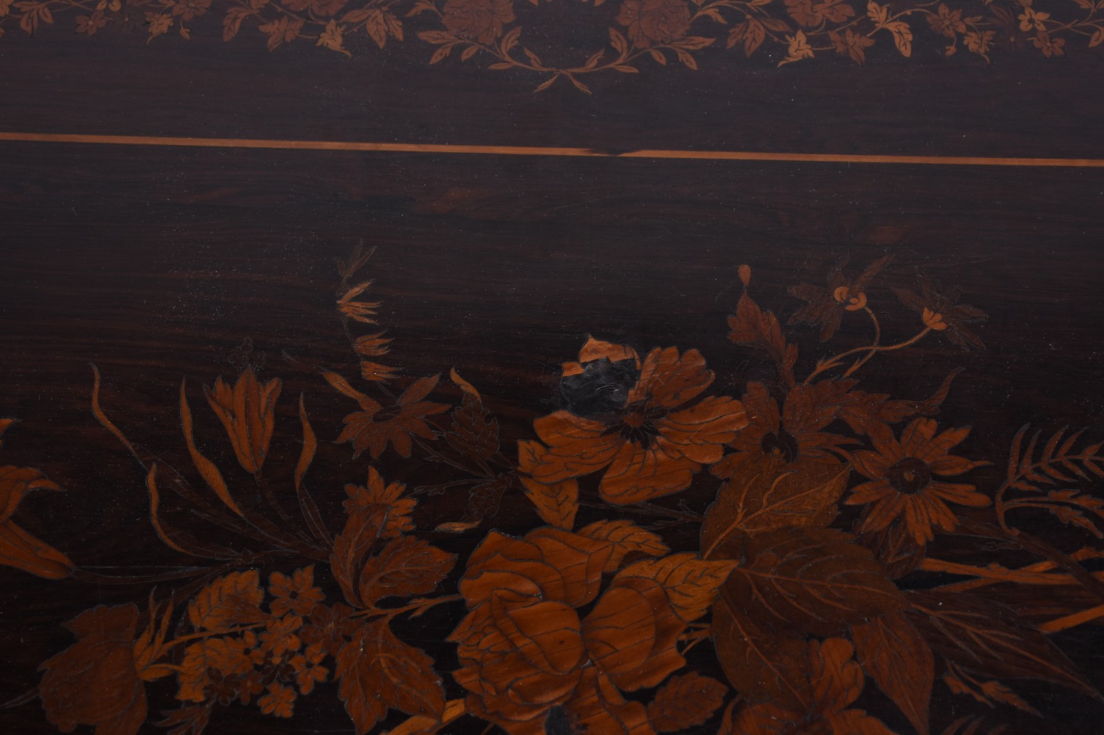 Mesa francesa de madeira nobre, tampo trabalhado em marqueterie, saia... - foto 4 de 4