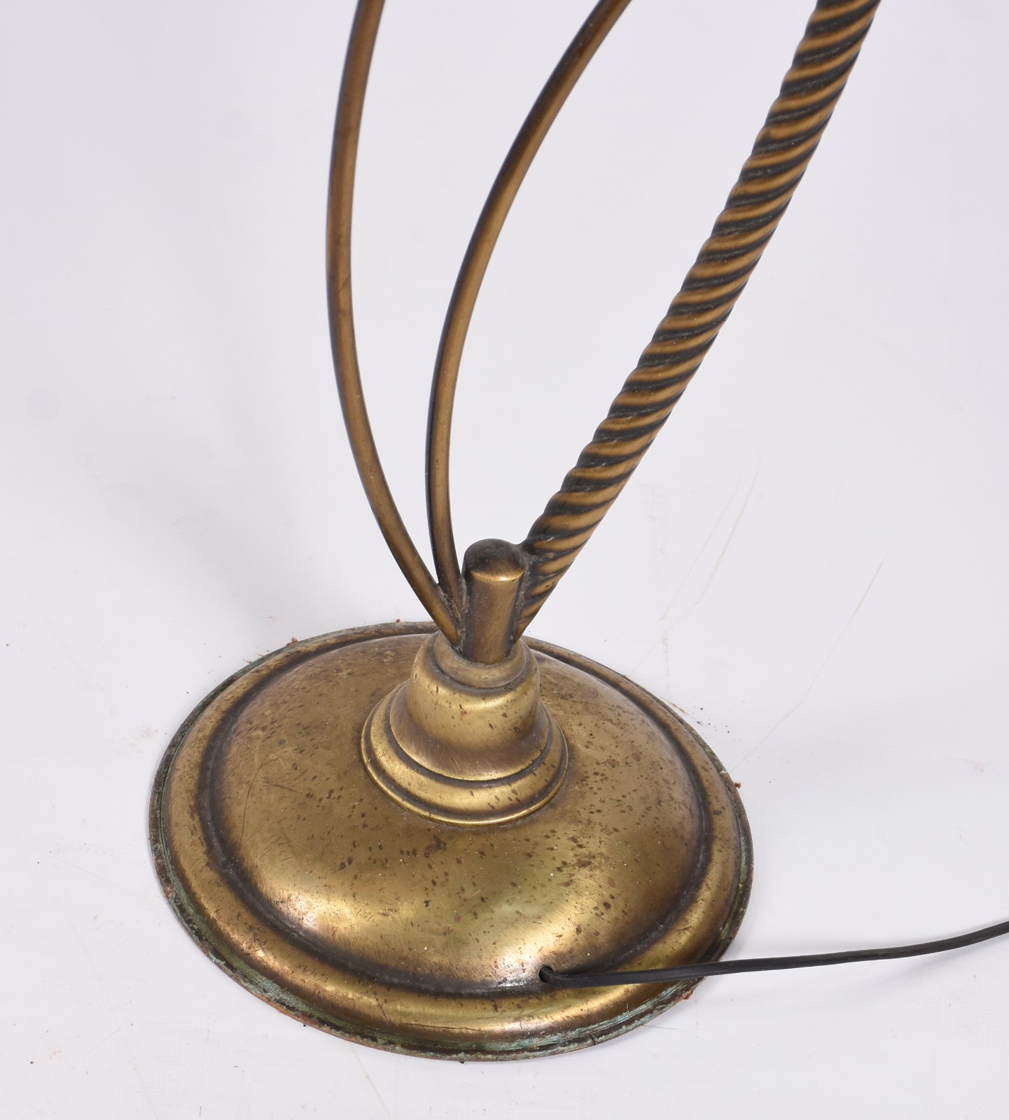 Abatjour de metal com cúpula de vidro branco de pé. - foto 4 de 4