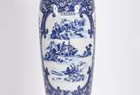 Jarrão de porcelana azul e branca com base de m... - Jarrão de porcelana azul e branca com base de madeira. Altura total: 156 cm/ Altura do Jarro: 127 cm.