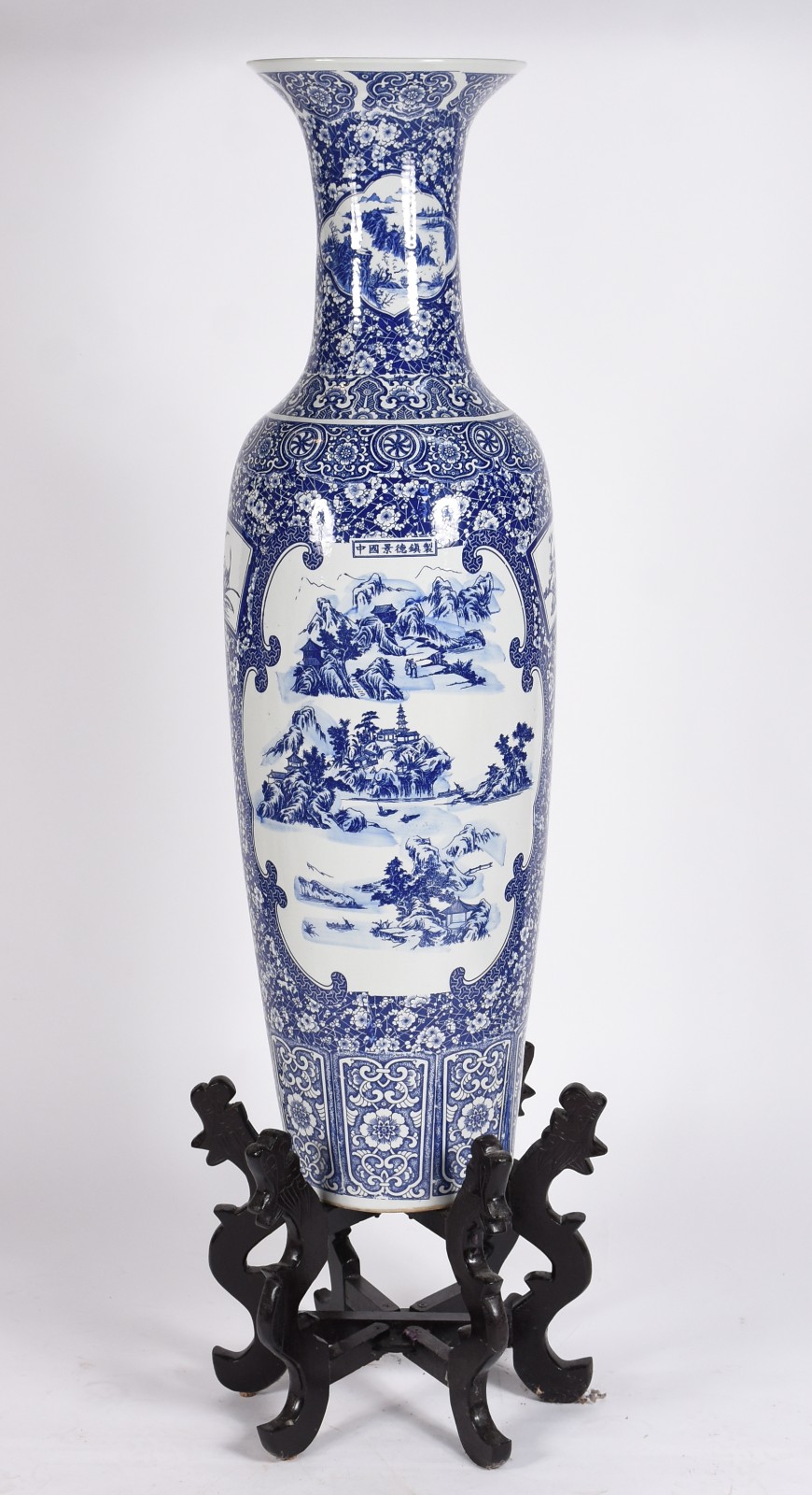 Jarrão de porcelana azul e branca com base de madeira. Altura total... - foto 1 de 5