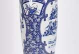 Jarrão de porcelana azul e branca com base de m... - Jarrão de porcelana azul e branca com base de madeira. Altura total: 156 cm/ Altura do Jarro: 127 cm.