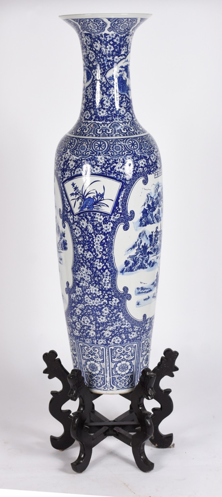 Jarrão de porcelana azul e branca com base de madeira. Altura total... - foto 2 de 5