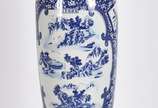 Jarrão de porcelana azul e branca com base de m... - Jarrão de porcelana azul e branca com base de madeira. Altura total: 156 cm/ Altura do Jarro: 127 cm.