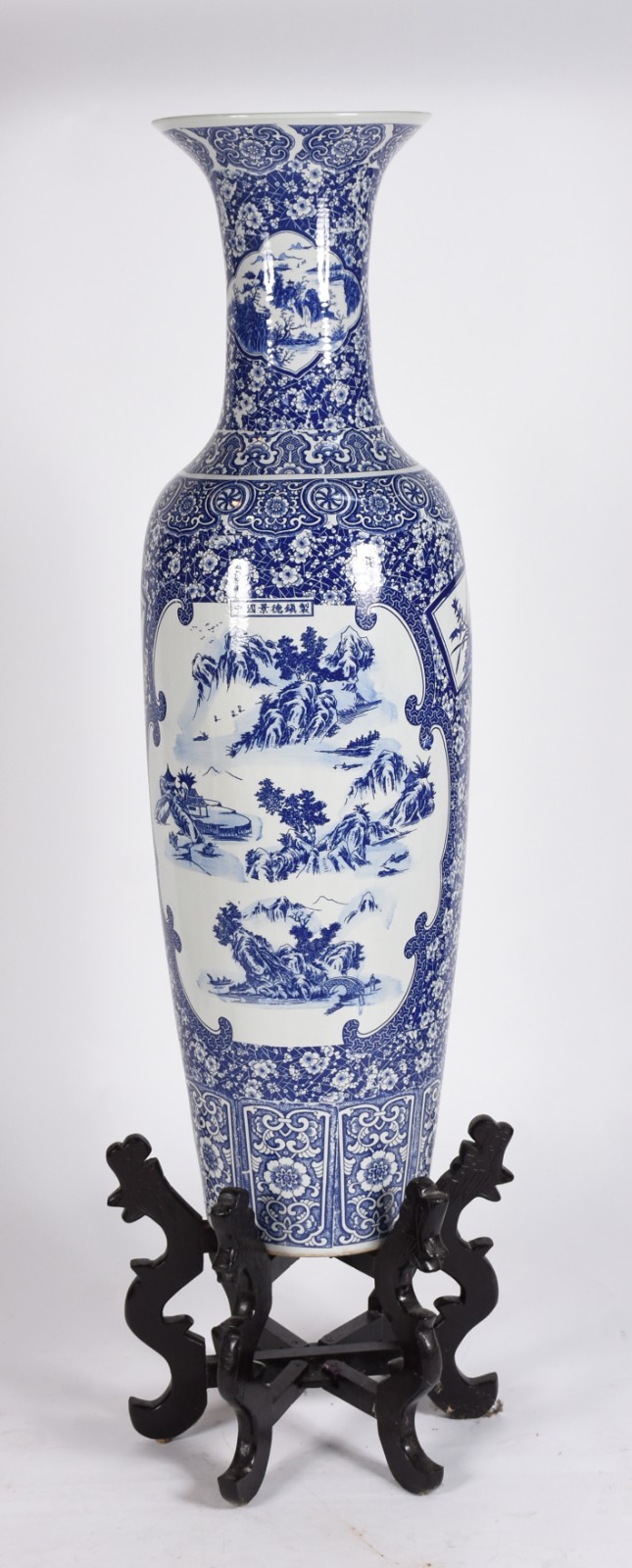 Jarrão de porcelana azul e branca com base de madeira. Altura total... - foto 3 de 5