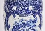 Jarrão de porcelana azul e branca com base de m... - Jarrão de porcelana azul e branca com base de madeira. Altura total: 156 cm/ Altura do Jarro: 127 cm.